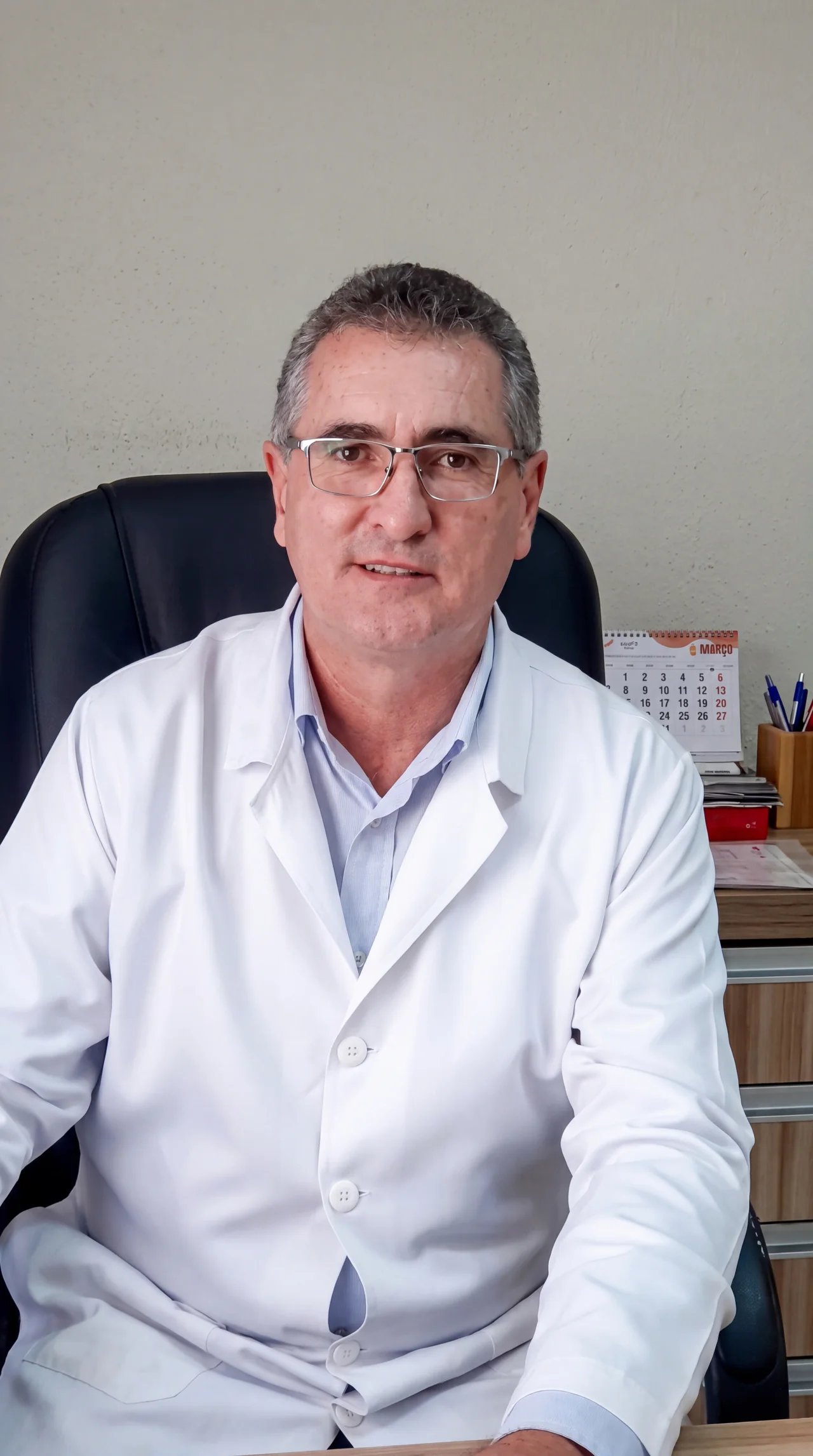 Retrato do Dr. Emerson Vieira em seu consultório